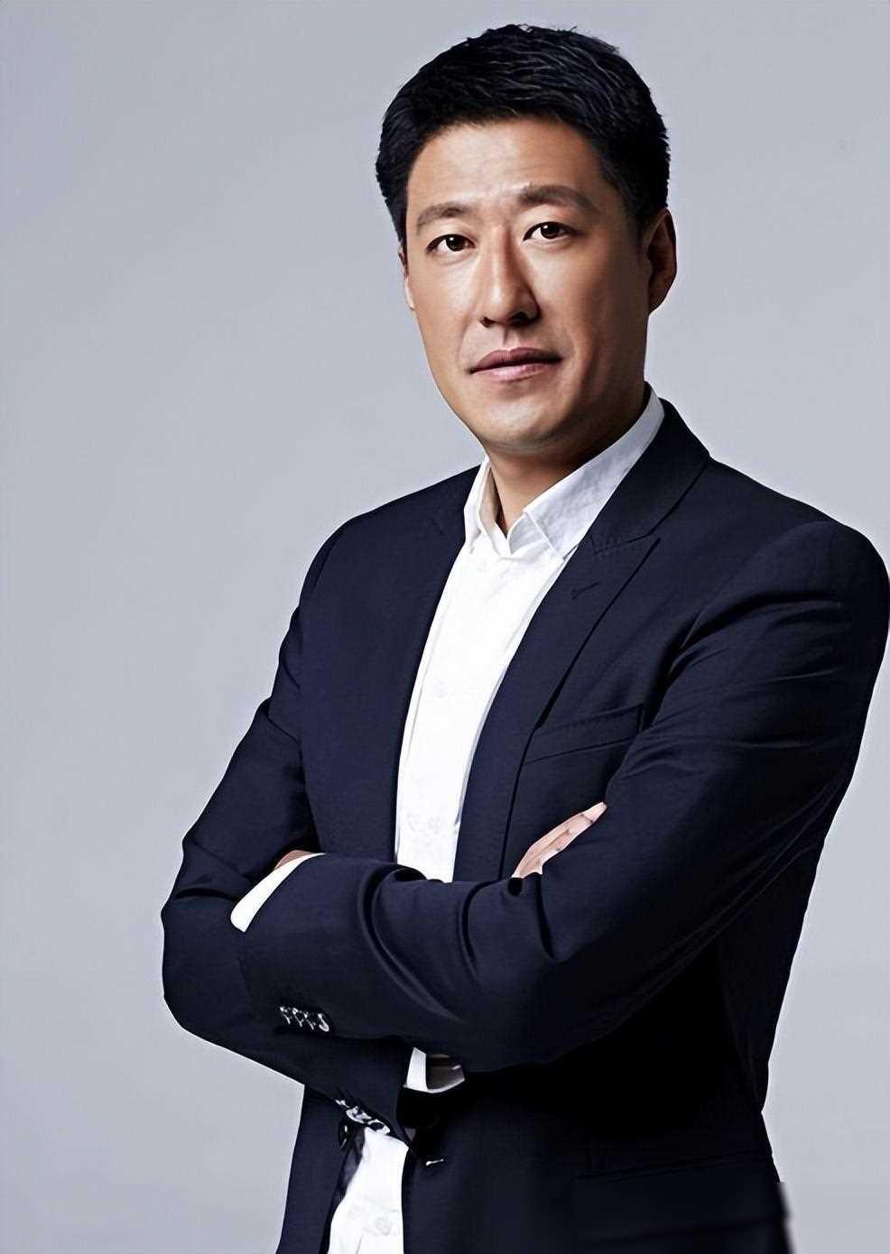 在娱乐圈的众多演员中,于震凭借其鲜明的硬汉形象和多才多艺的演艺