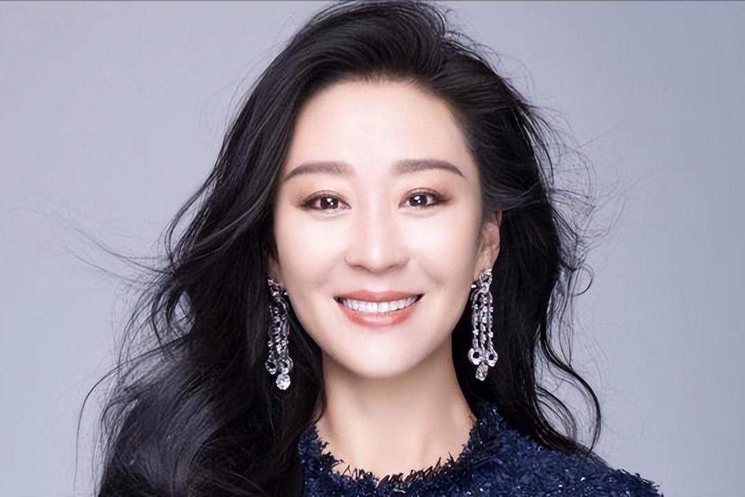 苗圃:演技派女星的商业逻辑与情感归宿 在光鲜亮丽的娱乐圈,苗圃以其