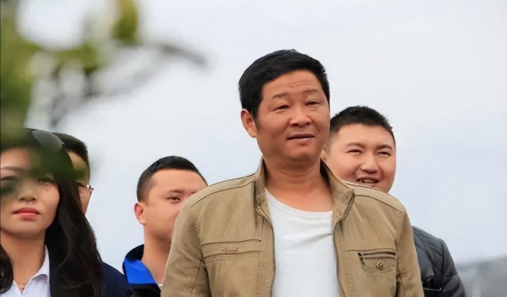 赵亮:从"三德子"到养鸡大亨,身家过亿的传奇转变 在光鲜亮丽的演艺圈