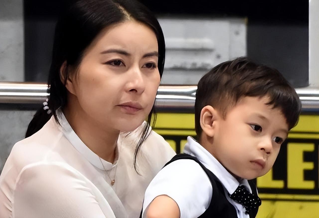 跳水皇后郭晶晶子女美貌引热议,家族基因太强大!