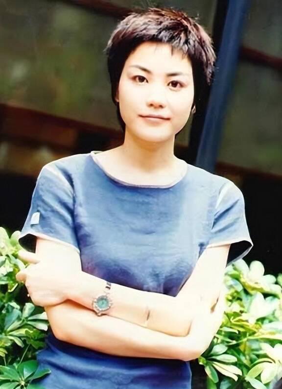 天后王菲:家庭与事业的双重胜利,格局背后的深度解析 天后王菲,虽已