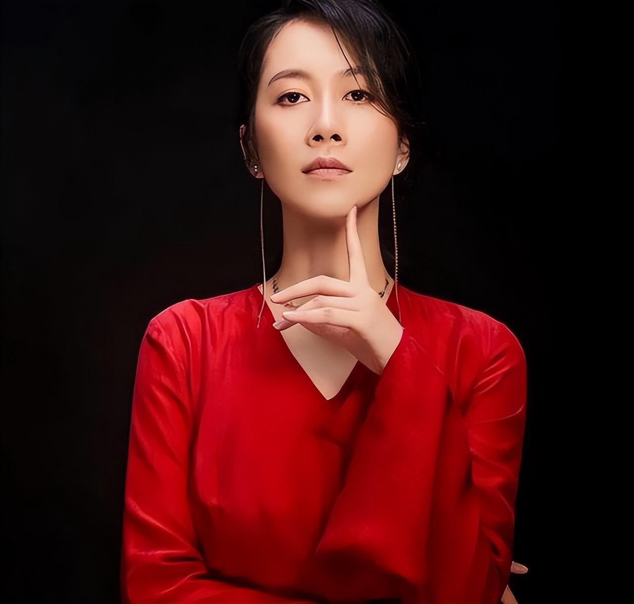 温峥嵘:19年坚持演艺梦,豪宅心愿终圆 温峥嵘,演技派的表演精英,19年