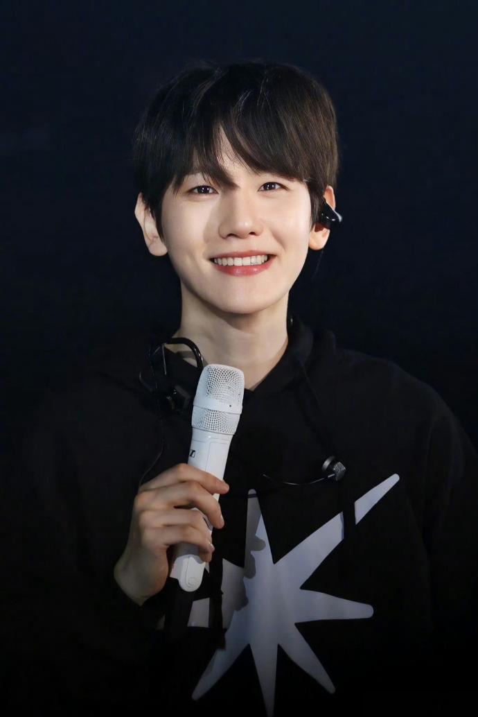 边伯贤亚巡首尔站引爆粉丝热情,舞台王者展现非凡魅力 韩国歌手边伯贤