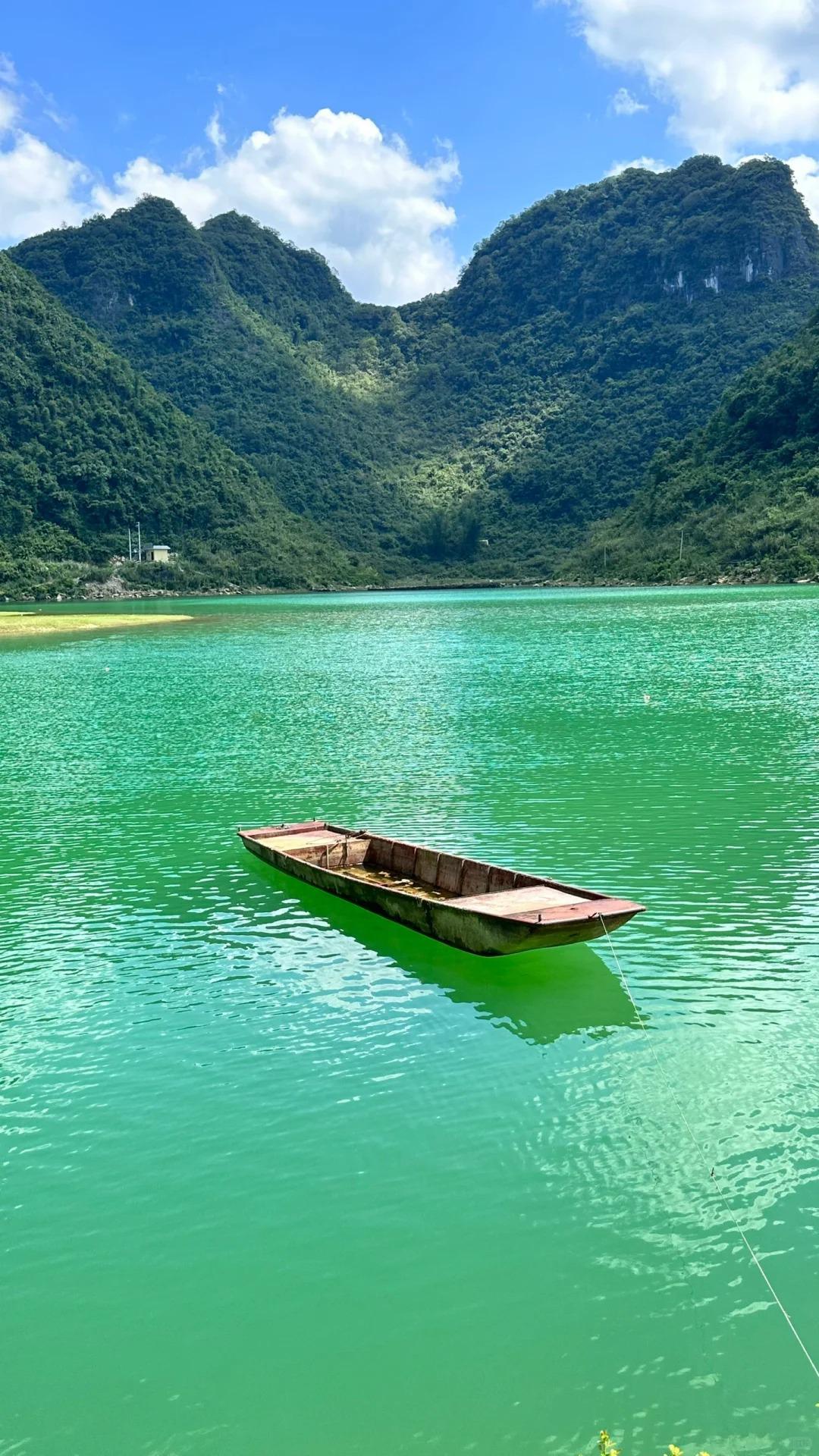 清澈见底的湖水纯净图片