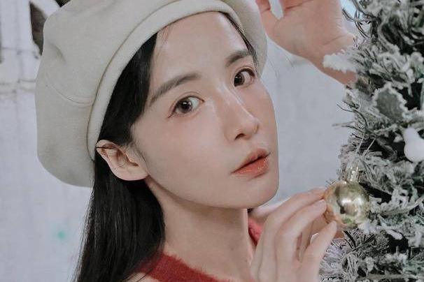 r飞儿乐团吉他手阿沁(黄汉青)的妻子李汶静因持毒被捕,阿沁回应称:"