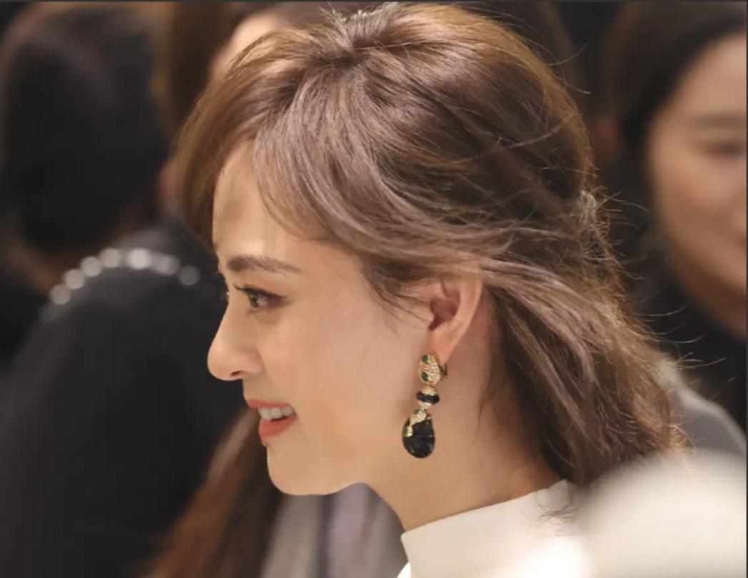 孙俪:长发造型惊艳亮相 孙俪凭借其焕然一新的长发造型惊艳四座,展现