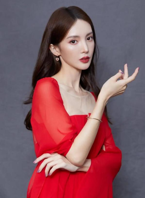 金晨胡夏恋情分手,金晨单方面取关,恋爱半年不到,两人的感情进展尤珑