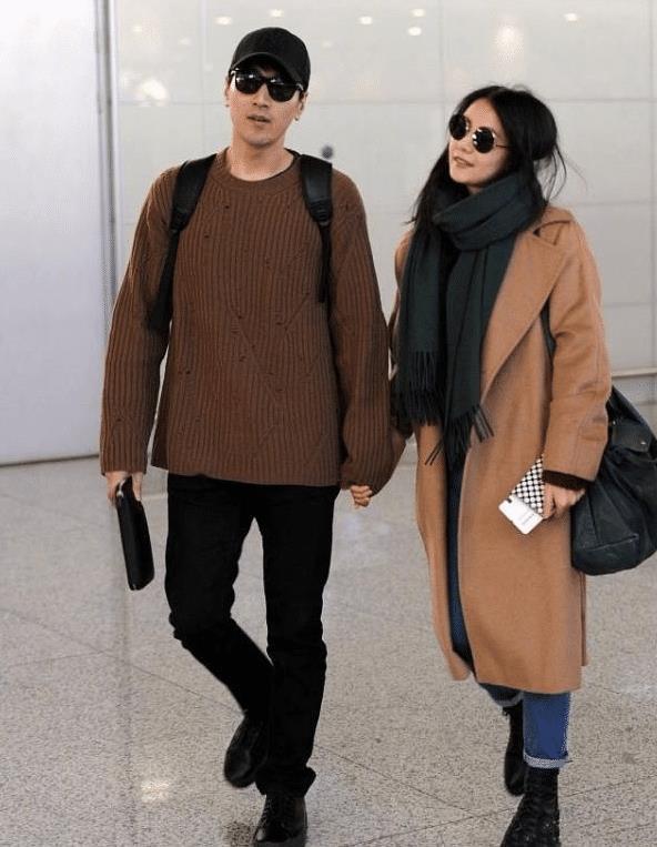 赵又廷高圆圆公园恩爱,穿搭诠释家庭温情,幸福满溢 赵又廷携妻子