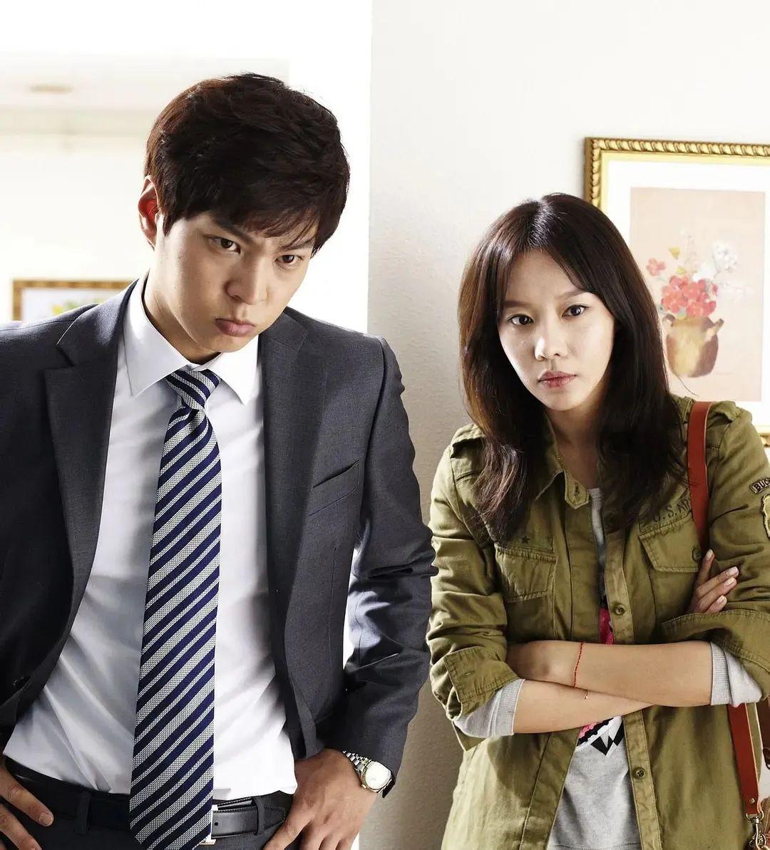 偷心贼》:初恋大盗的浪漫追捕记 偷心贼》是由李贤中执导,周元,金亚中