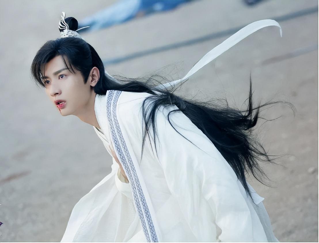 古装白发男神:颜值与演技的双重考验 古装剧中,白发造型作为一种经典