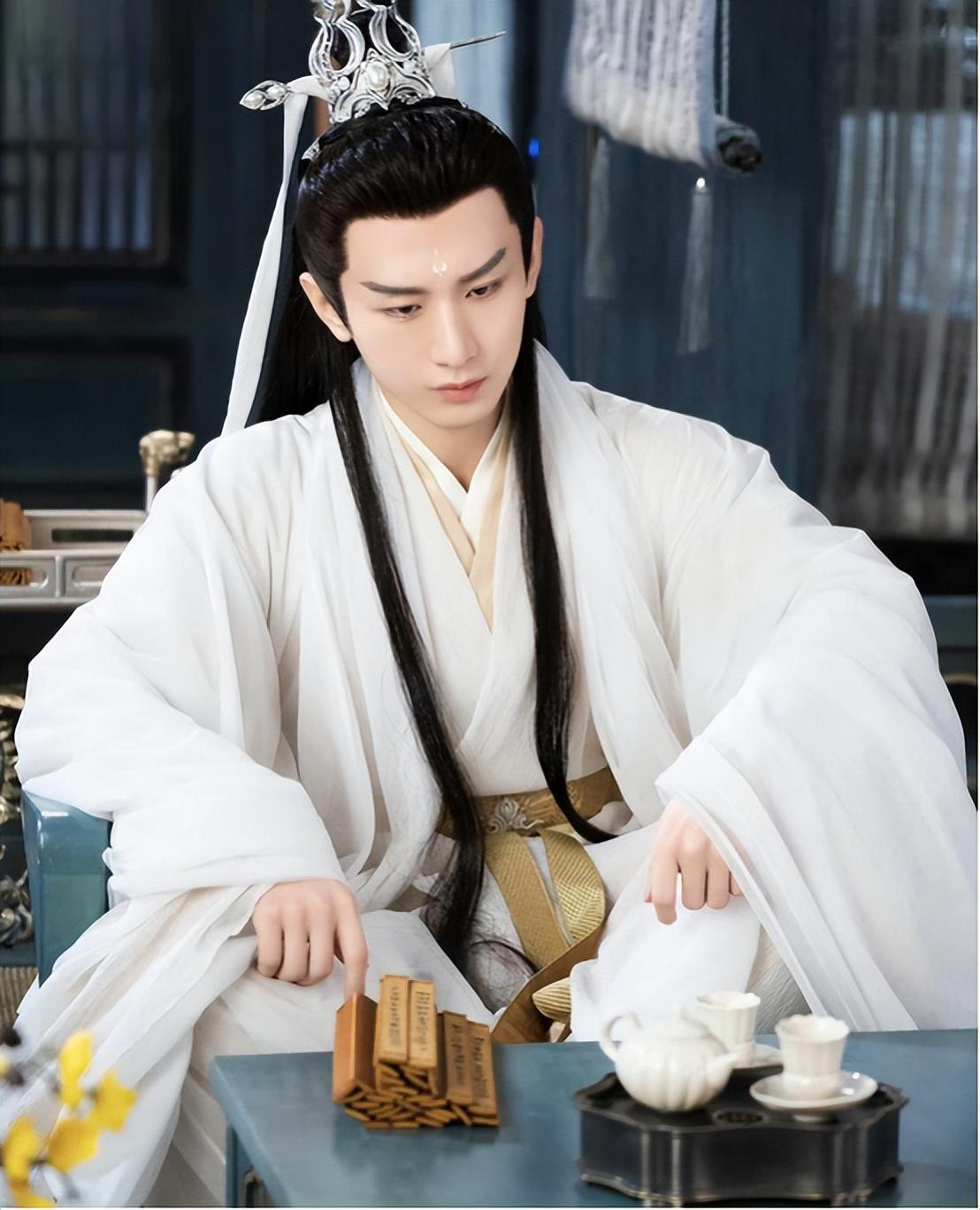 古装白发男神:颜值与演技的双重考验 古装剧中,白发造型作为一种经典