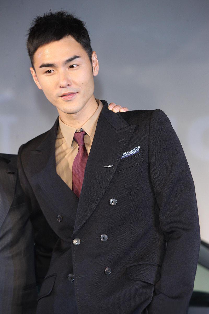 阮经天,这位41岁的男星,以其独特的硬汉形象在娱乐圈中独树一帜