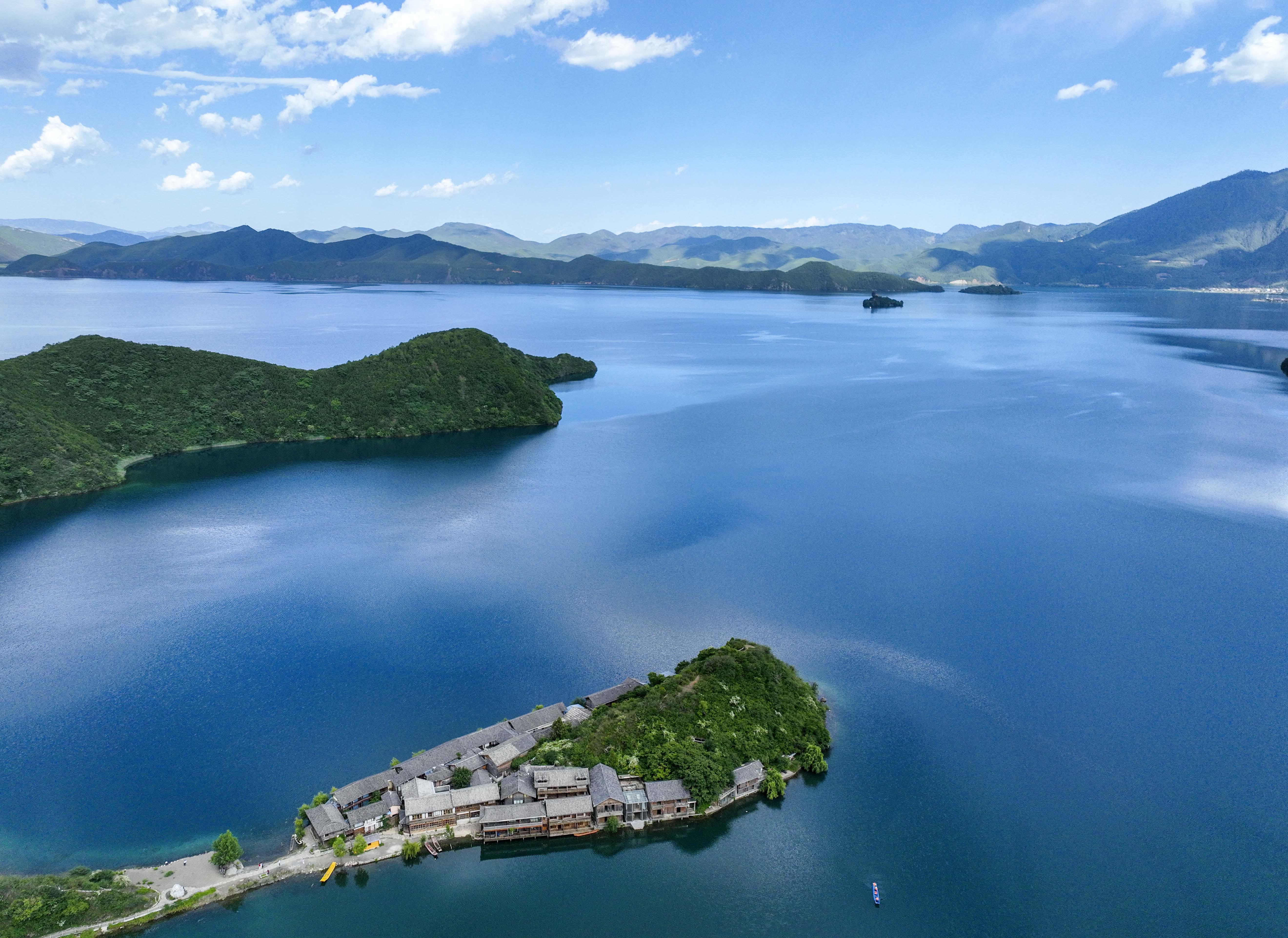 宁蒗,高原上的璀璨明珠 宁蒗彝族自治县位于云南省丽江市怀抱中,被誉