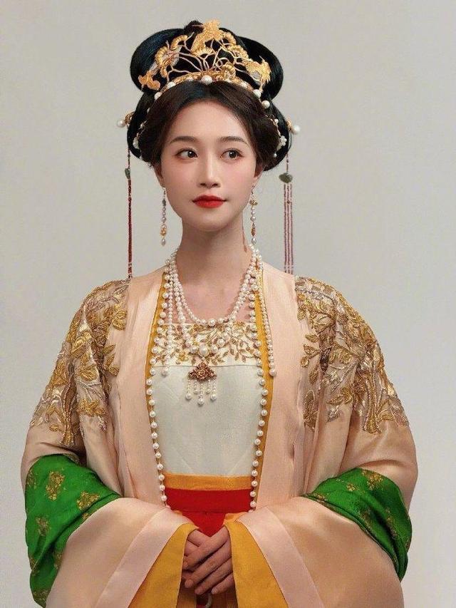 五福临门》:蓝盈莹古装造型 于正新剧《五福临门》中,蓝盈莹友情出演