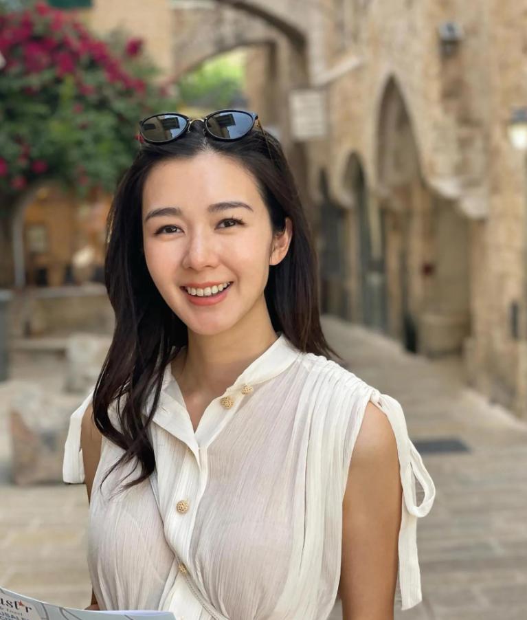 在美国波士顿学院完成了学业,她从新闻女主播转型为演员后
