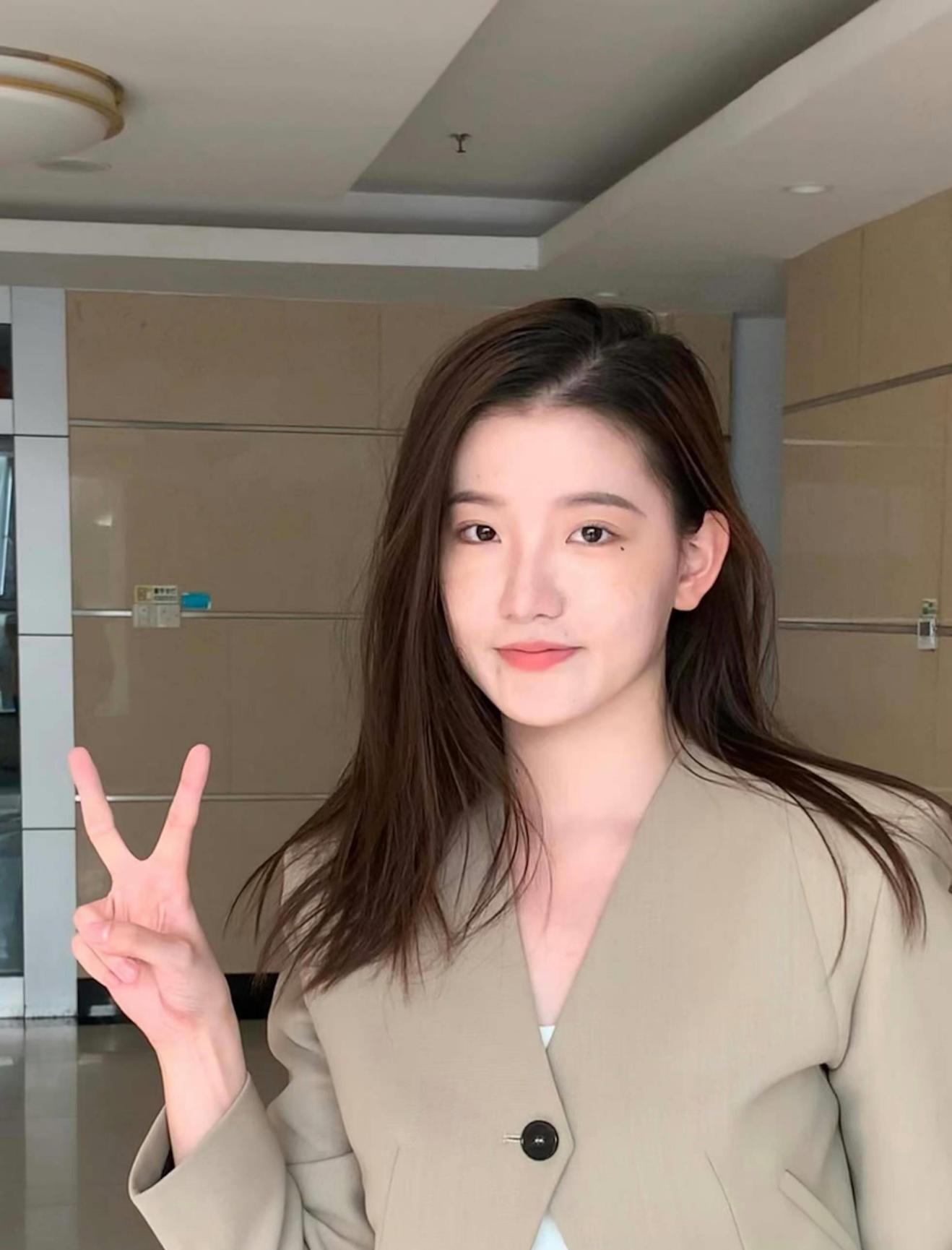 孟羽童:追求梦想的自媒体工 孟羽童是一名自媒体工,她以她的才华和