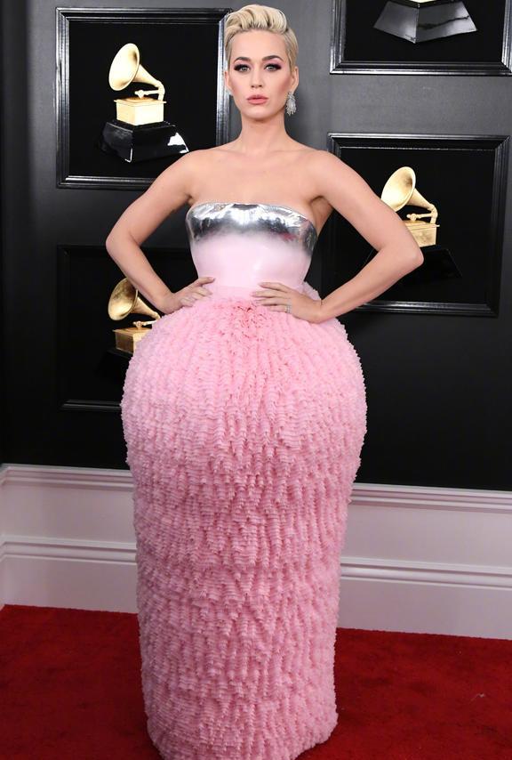 水果姐红毯造型:前卫时尚风格 水果姐katyperry在billboard年度女性
