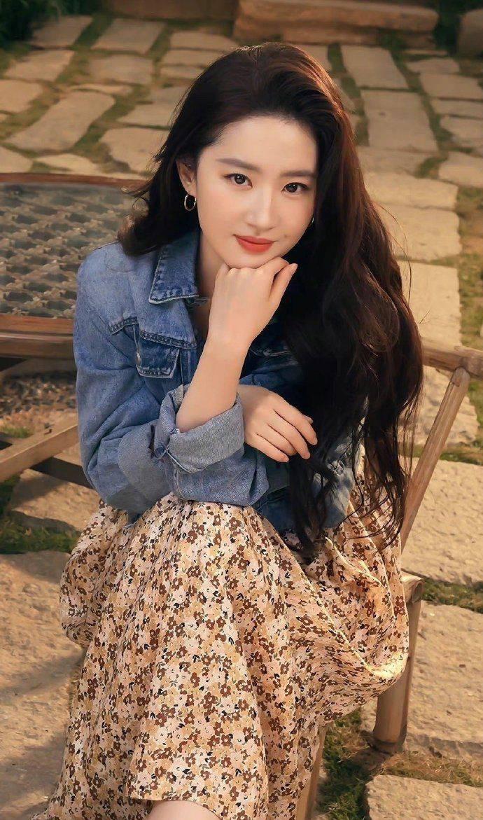 两代女神的时尚对话与跨界魅力 刘亦菲,娱乐圈的"神仙姐姐",以精湛的