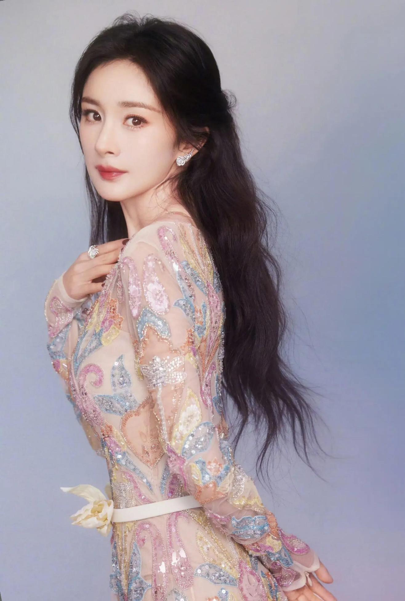 杨幂的七彩纱裙 杨幂身着一袭透视七彩纱裙,展现出了优雅美丽的风采