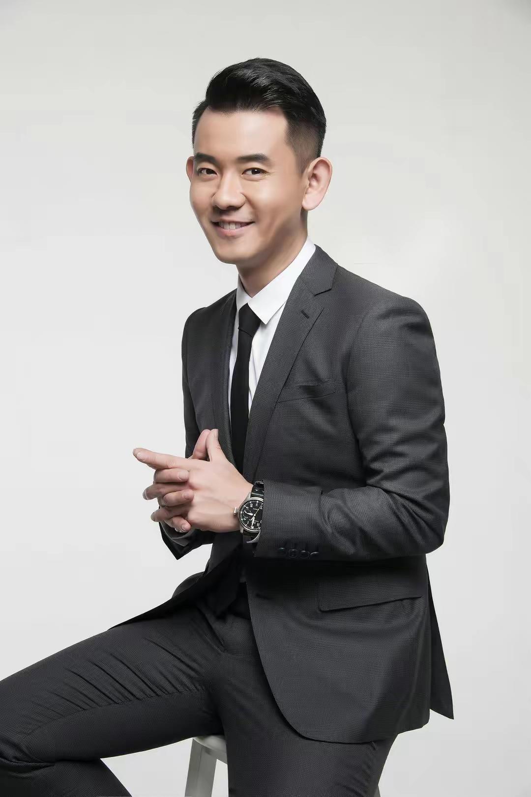 李响:坚韧追爱 李响,风华正茂,魅力十足的38岁主持人,曾在湖南卫视