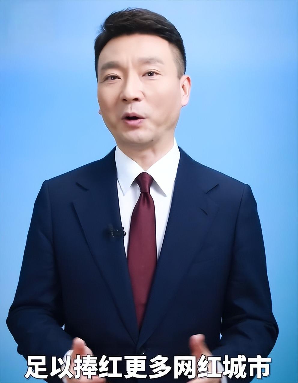 康辉:第三次为网红打卡地城市打call 男主播康辉第三次为网红打卡地