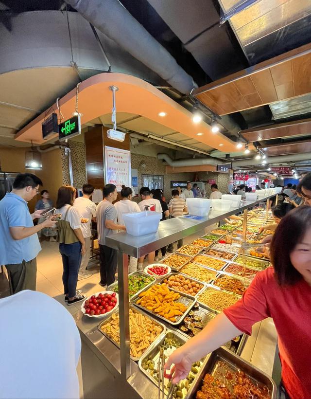 餐饮行业的竞争日益激烈,不仅大型餐厅在争夺市场份额,小型快餐店也