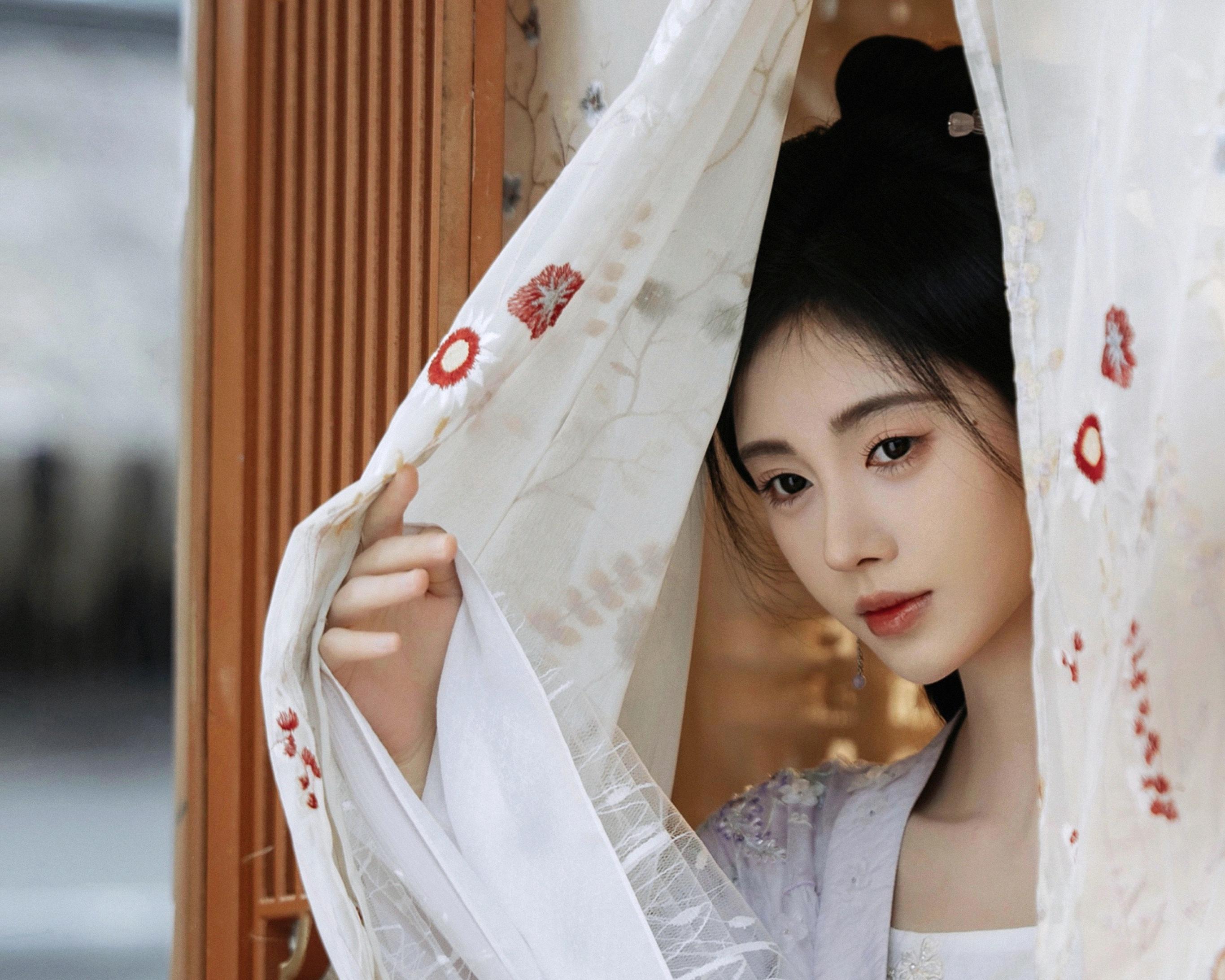 鞠婧祎又一古装剧来袭 电视剧《花间令》空降,由钟青执导,编剧于海林