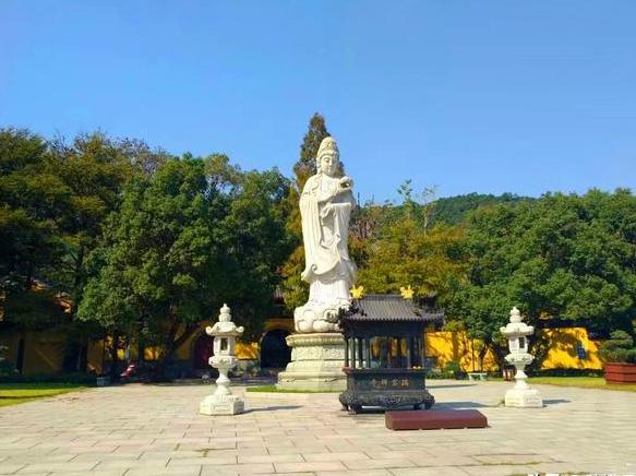 宁波瑞岩寺:时光之韵,禅意之地 宁波瑞岩寺,位于浙江宁波北仑区的九峰