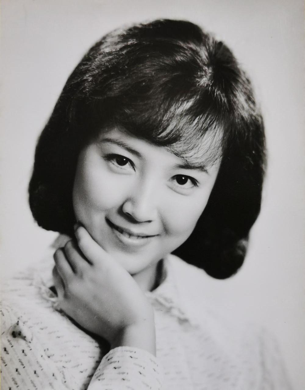 赵静:拒绝医美,优雅老去的女演员典范 赵静,这位在上世纪七八十年代红
