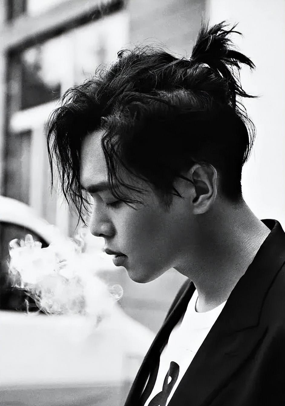 男性也可以留长发,扎马尾,娱乐圈的男明星们梳起了"小揪揪"的发型各 