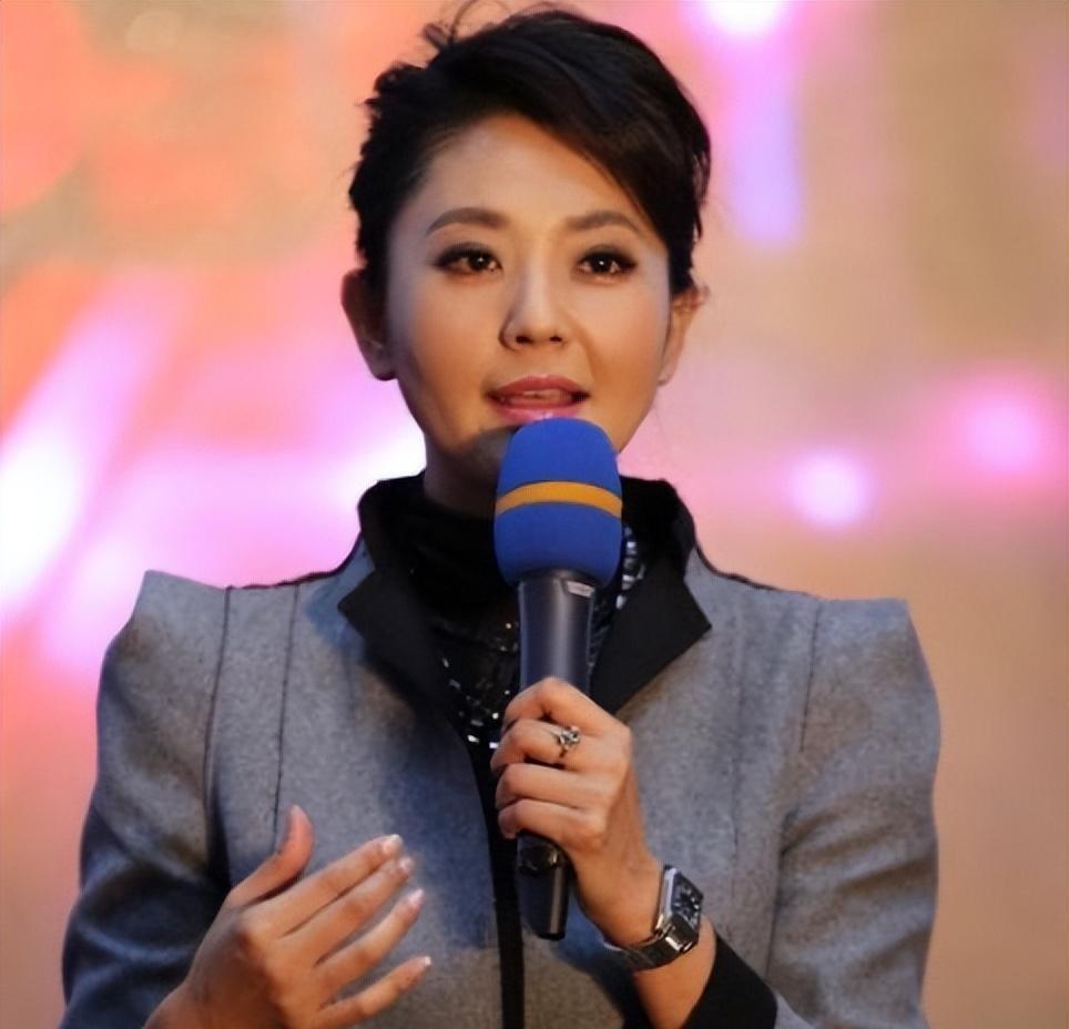 央视"非典型"主持方琼:学历背后的成功密码与幸福人生 在众多央视主持