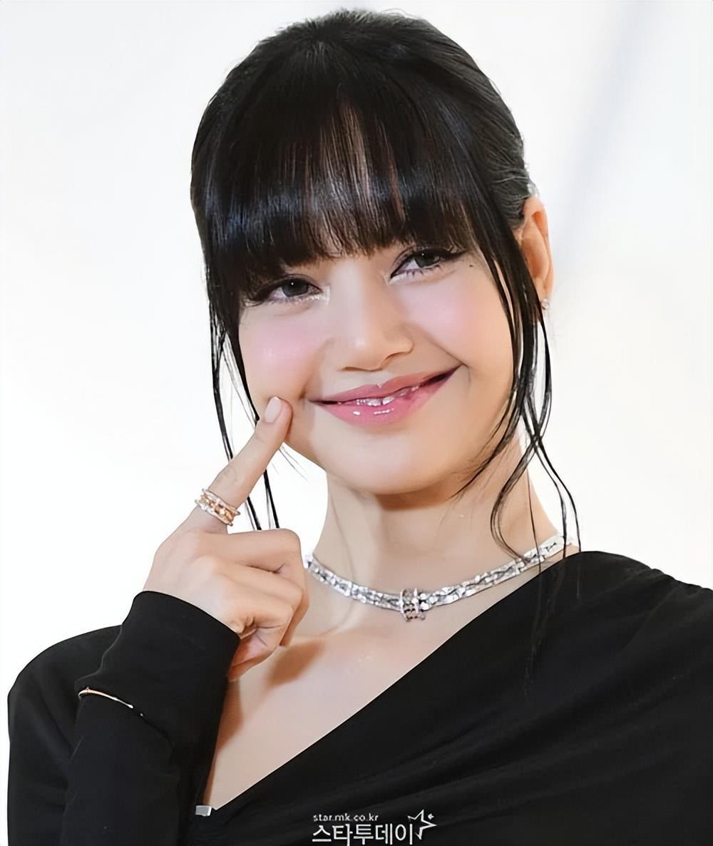 blackpink成员lisa和seventeen的金珉奎在时尚活动中的交流引起了