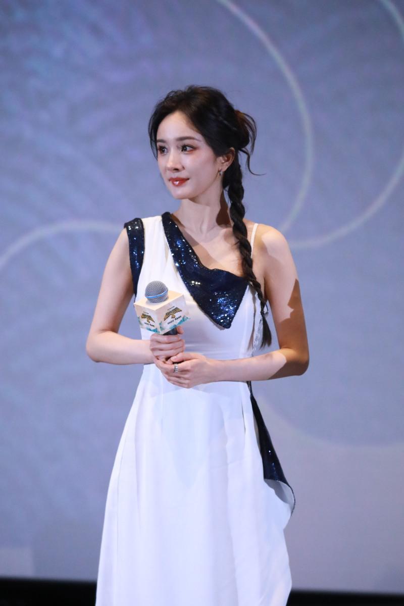 杨幂亮相功夫熊猫首映,绝美黑白长裙吸睛,黄渤赞其表现叹为观止 杨幂
