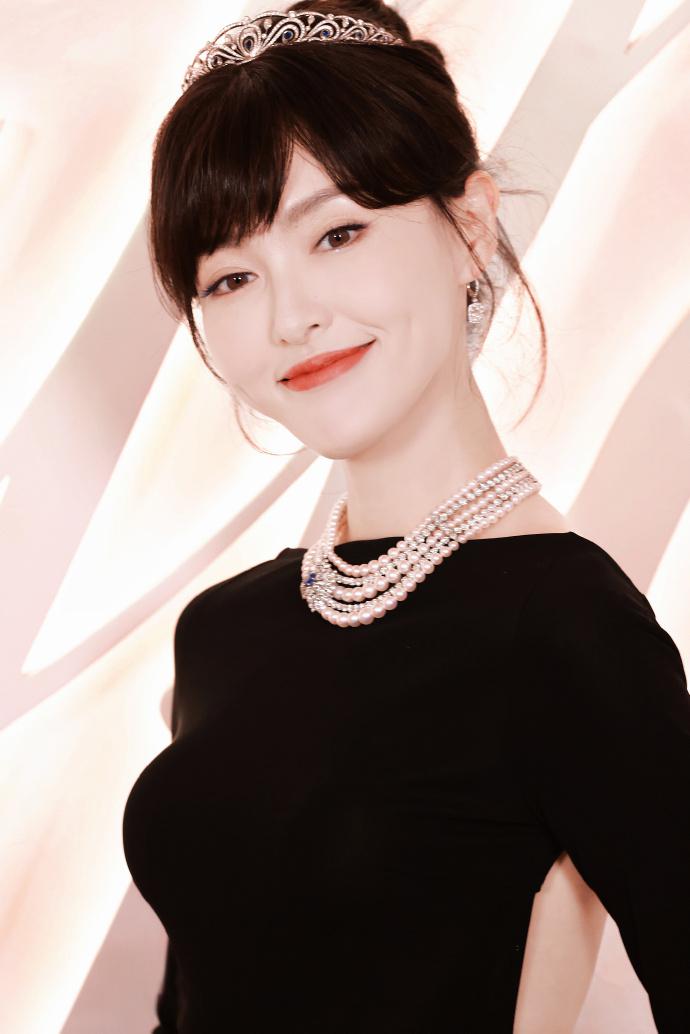 黑色露背长裙惊艳全场 唐嫣身着一袭黑色露背长裙,优雅地佩戴着皇冠