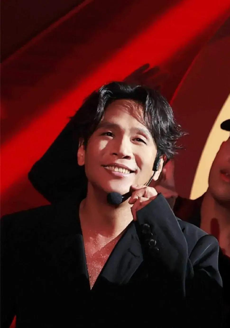 李诞的脸经过爆改后并没有帅气起来,反而显得怪异.