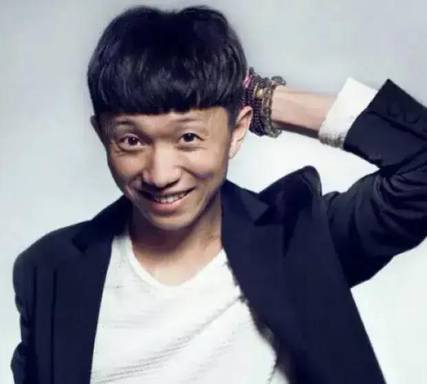 李诞的脸经过爆改后并没有帅气起来,反而显得怪异.