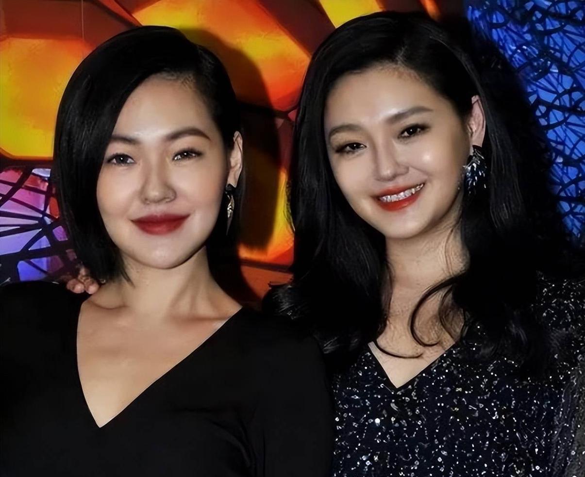 大s患重病长期躺医疗床 大s最近现身时的白发引起了网上的讨论,有网友