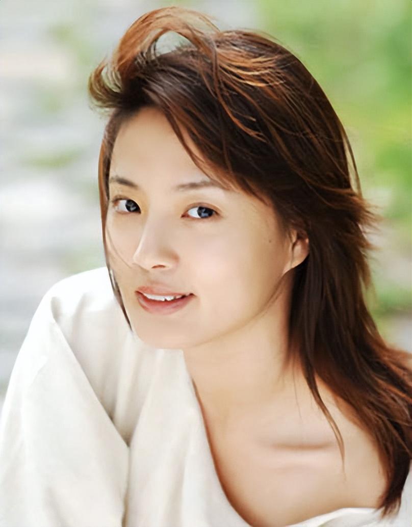 刘芳菲:从主持人到无人娶 刘芳菲,身高174厘米,外语流利,曾是央视的