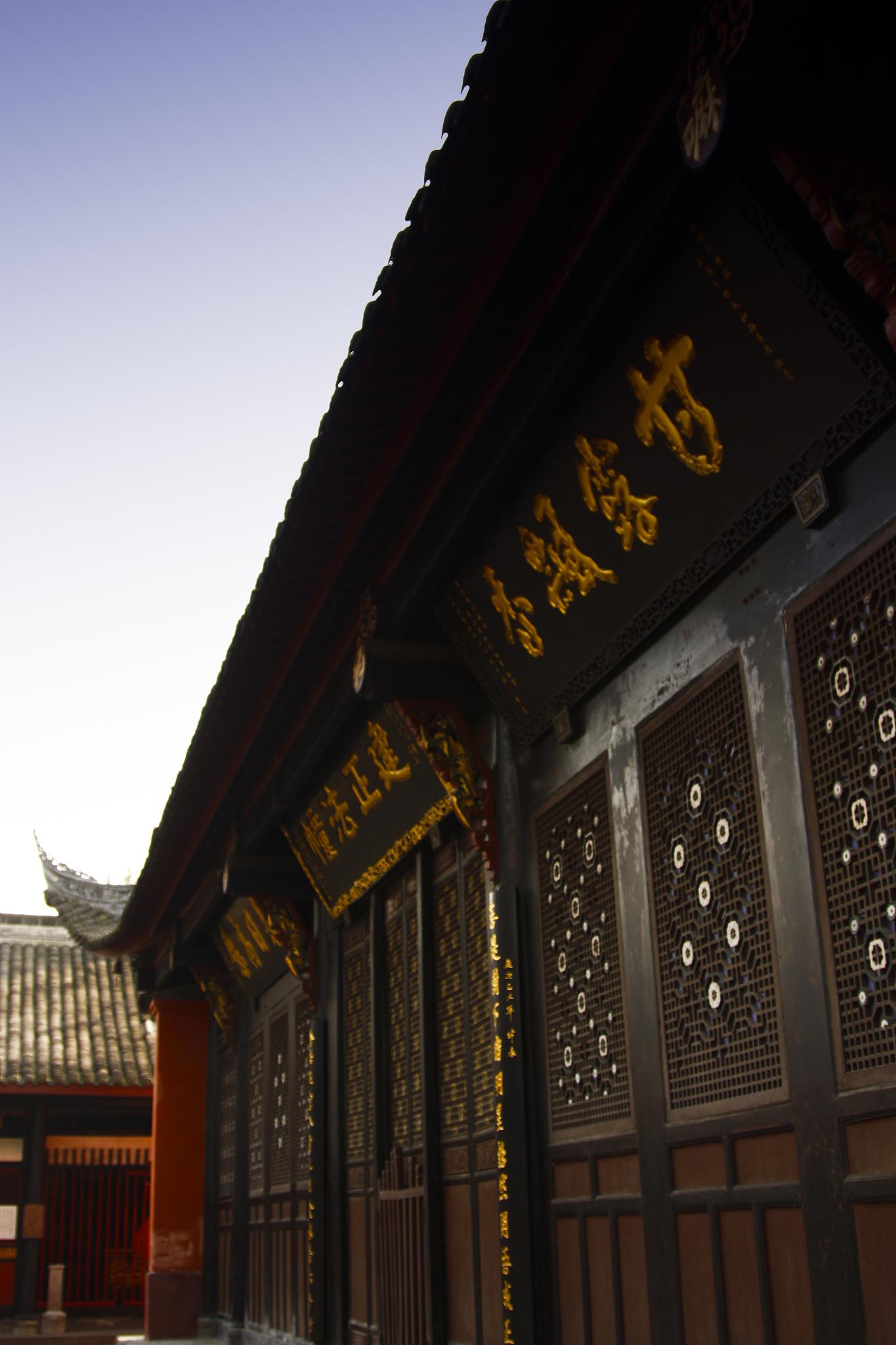 武侯祠:连接过去与现在的桥梁 武侯祠,位于成都市中心,是一座古色古香