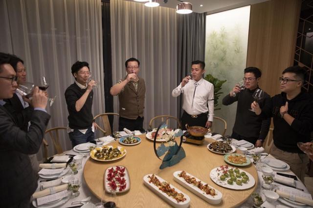 领导酒桌上的"半句之谜":解码背后的权力游戏与智慧较量 酒桌上的领导