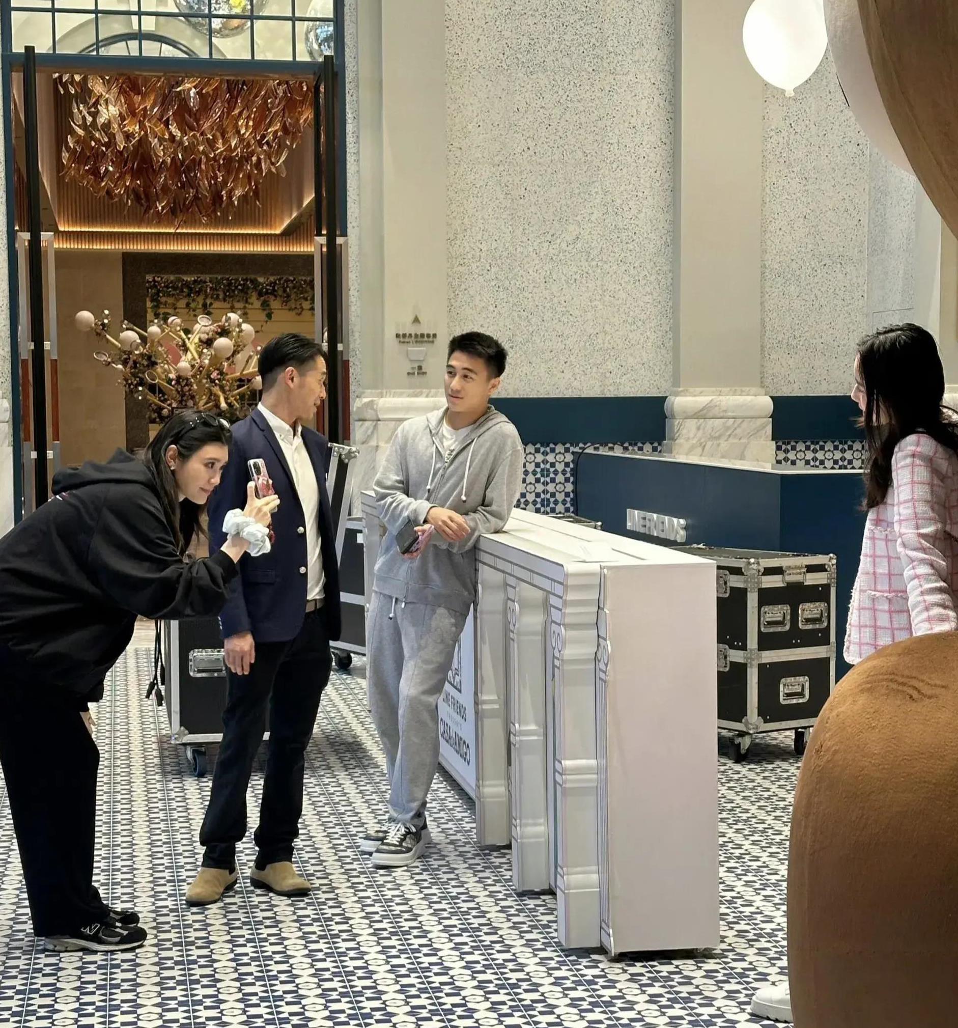 奚梦瑶澳门被偶遇,身材苗条肌肉紧实,与何猷君恩爱和睦 奚梦瑶和何