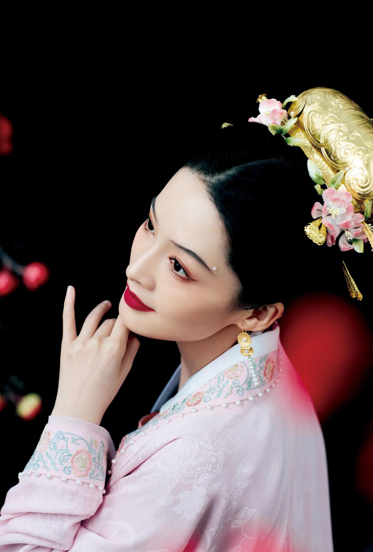 李沁古装造型惊艳春晚:传统与时尚的完美融合 李沁在春晚舞台上的古装