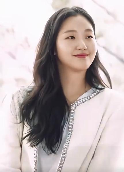 美女,妆容技巧是关键 金高银,这位韩国影星以其独特的单眼皮形象在