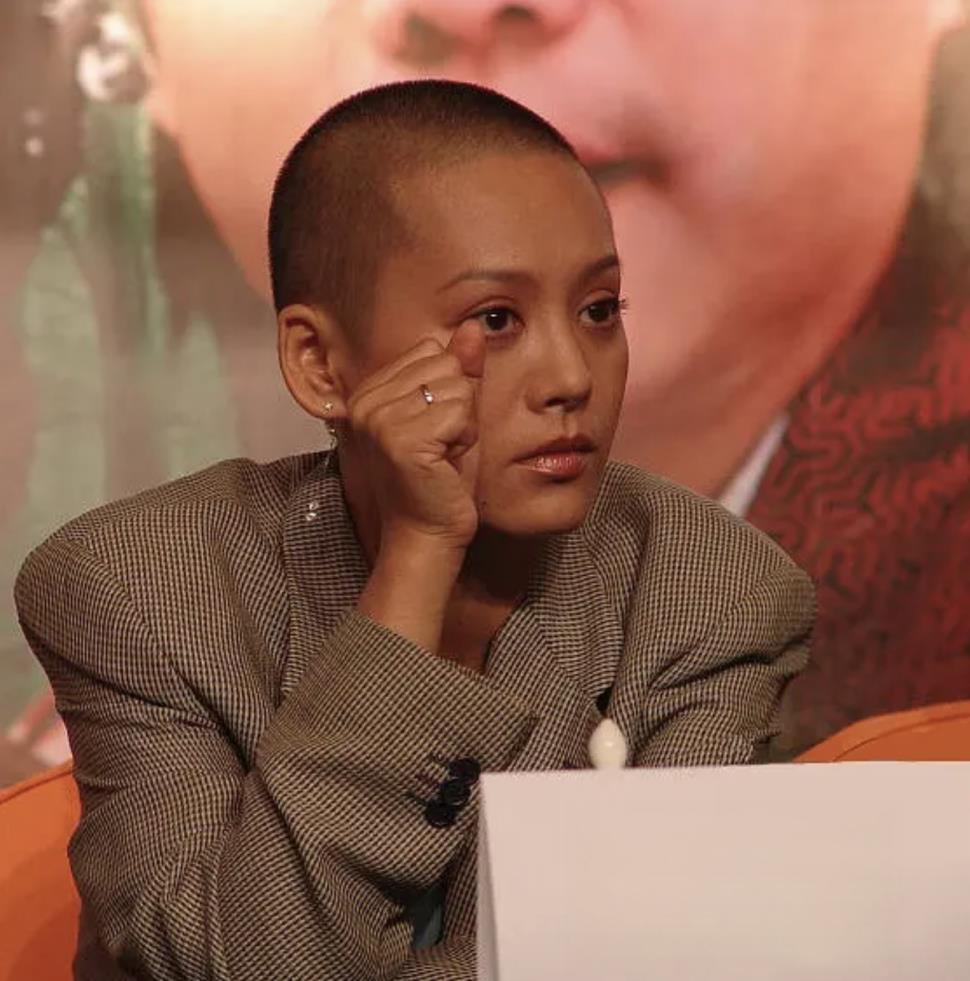 宁静剃光头:打破传统审美观念 宁静剃光头的行为在娱乐圈和社会上引起