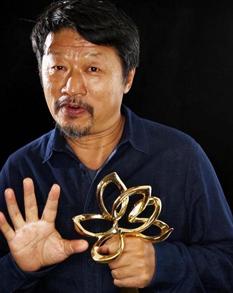 欢乐颂》等作品跃升为当红小生,其演艺事业的成功背后,离不开孔笙导演