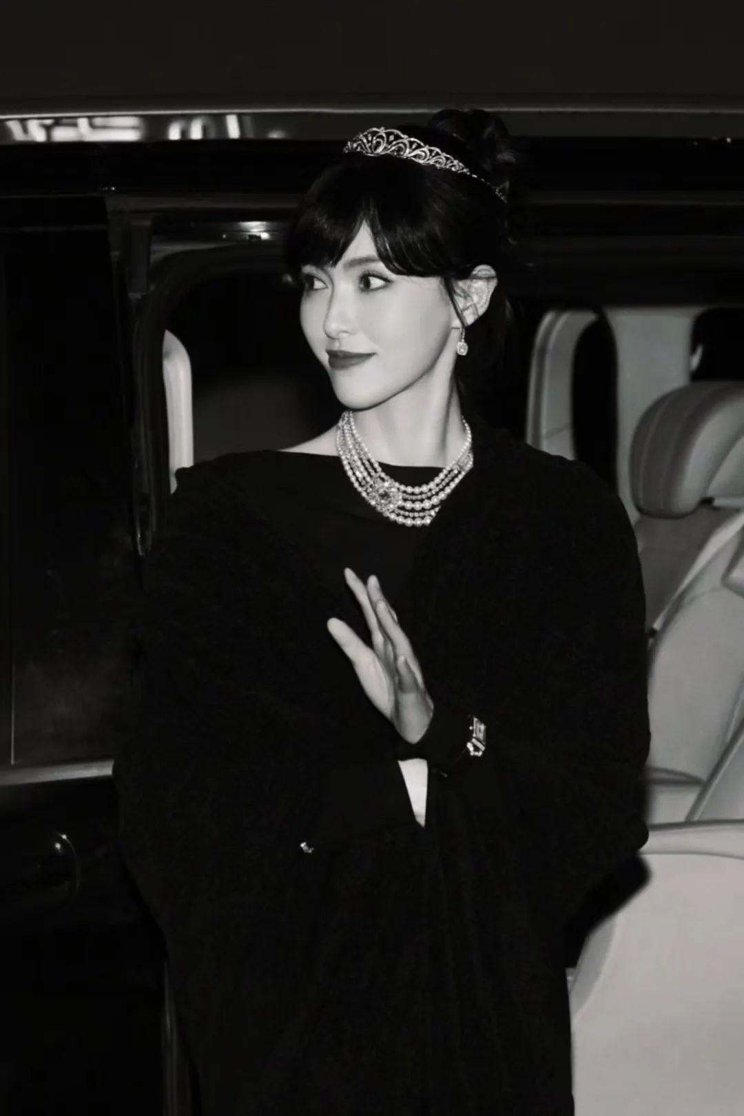 唐嫣以赫本公主风造型惊艳亮相,她身穿一袭黑色露背礼服,优雅地站在