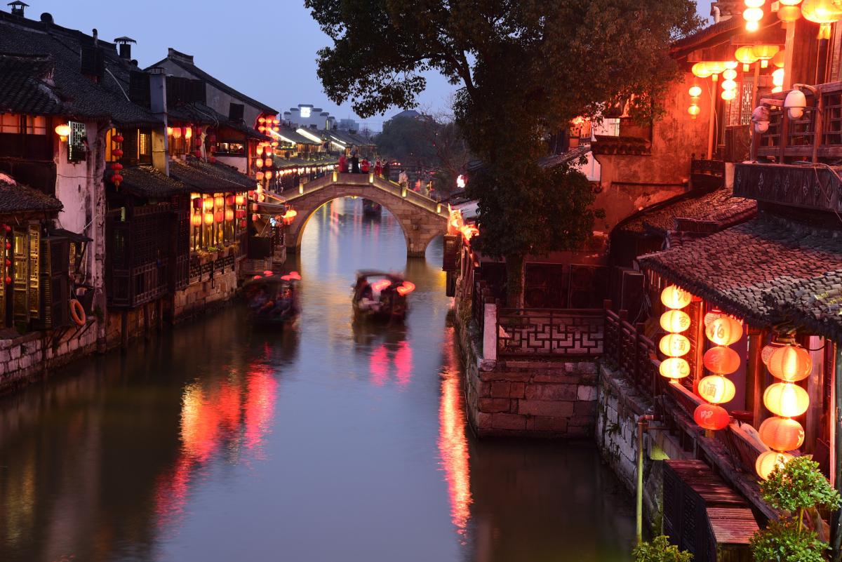 乌镇西塘一日游:探寻水乡古镇的美食与特色商品 乌镇与西塘,作为浙江