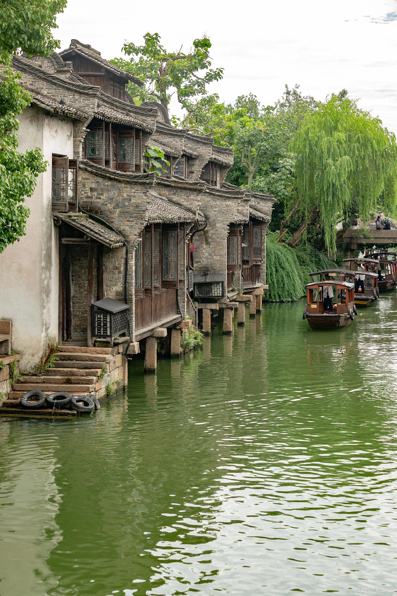 乌镇西塘一日游:探寻水乡古镇的美食与特色商品 乌镇与西塘,作为浙江