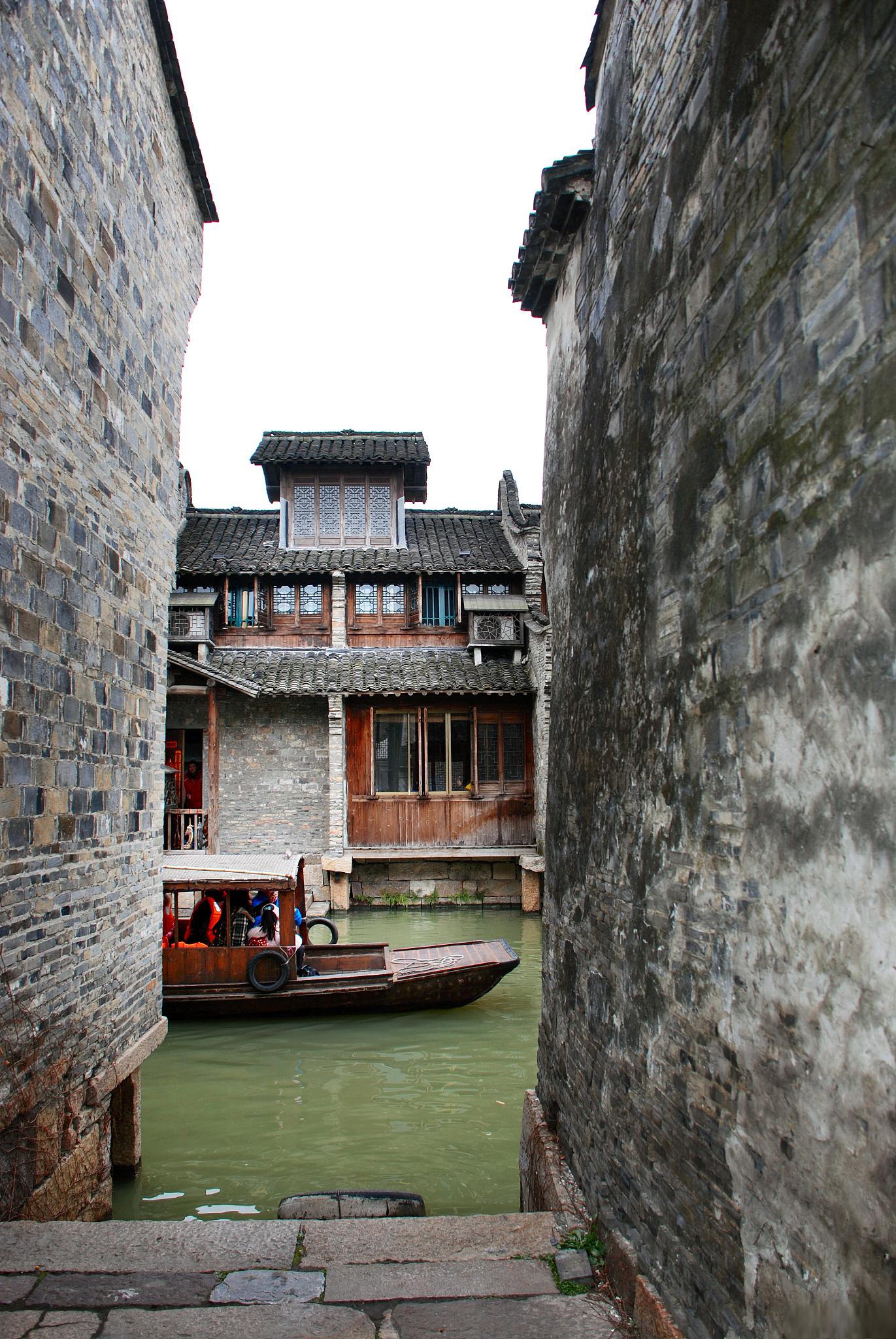 乌镇西塘一日游:探寻水乡古镇的美食与特色商品 乌镇与西塘,作为浙江