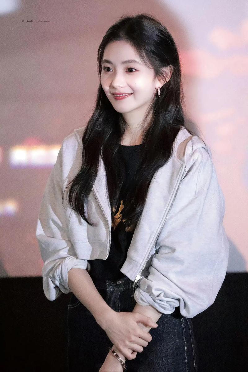 刘浩存个人资料简介 备受瞩目的新生代演员刘浩存,2000年出生于中国